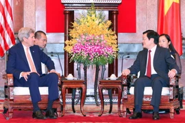 Chủ tịch nước Trương Tấn Sang tiếp Bộ trưởng Ngoại giao Hoa Kỳ John Kerry sang thăm Việt Nam. (Ảnh: Thống Nhất/TTXVN) 