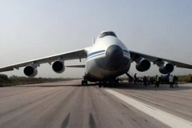 Máy bay Nga chở hàng viện trợ nhân đạo hạ cánh xuống sân bay Martyr Bassil al-Assad ở Latakia, ngày 13/9. (Nguồn: AFP) 