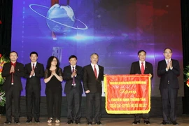 Ủy viên Bộ Chính trị, Chủ tịch Ủy ban Trung ương Mặt trận Tổ quốc Việt Nam Nguyễn Thiện Nhân trao tặng bức trướng cho Truyền hình Thông Tấn. (Ảnh: Nguyễn Dân/TTXVN)