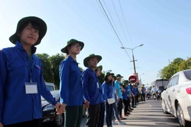 Thanh niên tình nguyện tham gia tiếp sức mùa thi. (Ảnh: Thanh Tùng/TTXVN)