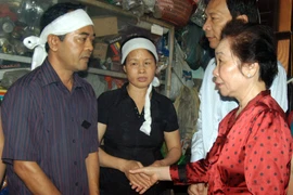 Phó Chủ tịch nước Nguyễn Thị Doan thăm hỏi, chia buồn gia đình ông Cao Tiến Vĩ, nhà có 8 người bị thiệt mạng, 1 người bị thương trong đợt mưa lũ vừa qua tại phường Cao Thắng, Hạ Long. (Ảnh: Văn Đức/TTXVN)