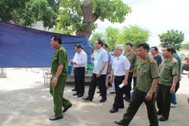 Đại tướng Trần Đại Quang dẫn đầu đoàn công tác Bộ Công an đến thăm viếng, động viên và chia buồn với gia đình các nạn nhân trong vụ trọng án. (Ảnh: K GỬIH/TTXVN)