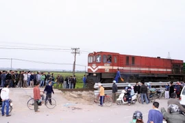Thiếu quan sát, một người đi xe máy bị tàu hỏa đâm chết