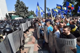 Xung đột giữa người biểu tình và cảnh sát Ukraine tại Kiev ngày 31/8. (Nguồn: AFP/TTXVN)