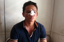 Thượng sỹ Nguyễn Khắc Tài đang điều trị tại bệnh viện. (Ảnh: Xuân Triệu/TTXVN)