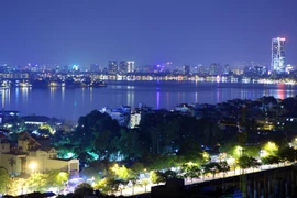 Hồ Tây lung linh trong đêm. (Ảnh: Huy Hùng/TTXVN)