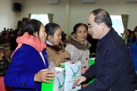 Chủ tịch MTTQ trao quà Tết cho các nạn nhân da cam Phú Thọ