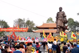 Hàng ngàn người đổ về Hà Nội tưng bừng dự hội gò Đống Đa 2015