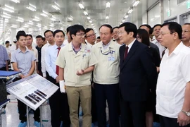 Chủ tịch nước Trương Tấn Sang thăm Nhà máy điện tử Samsung – Thái Nguyên (SEVT). (Ảnh: Nguyễn Khang/TTXVN)