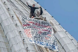 Treo biểu ngữ trên mái vòm Vatican để phản đối chính sách của EU