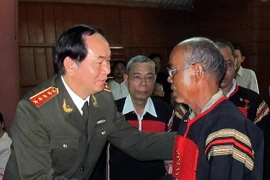 Bộ trưởng Công an tặng quà Tết cho đồng bào nghèo Đắk Lắk 