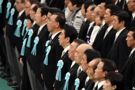 Thủ tướng Nhật Bản Shinzo Abe (giữa, hàng đầu) cùng các quan chức dự lễ tưởng niệm các nạn nhân chiến tranh ở Tokyo, ngày 15/8. (Nguồn: AFP/TTXVN)