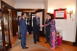 Đại sứ Tô Anh Dũng và phu nhân cùng cán bộ cơ quan đại diện tiếp khách tại Nhà Việt Nam. (Ảnh: Viên Luyến/Vietnam+)