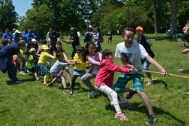 Các thành viên nhí đoàn Việt Nam tham gia trò chơi kéo co. (Ảnh: Lê Hoàng/Vietnam+)