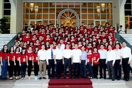 Phó Thủ tướng Vũ Đức Đam chụp ảnh chung với đoàn đại biểu thủ khoa tốt nghiệp xuất sắc trường Đại học, Học viện trên địa bàn Hà Nội. (Ảnh: Phạm Kiên/TTXVN)