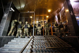 Ukraine điều quân giải giáp người chiếm tòa nhà dầu khí ở Kiev