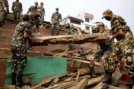 Quân đội Nepal làm nhiệm vụ tại một khu đền bị phá hủy sau động đất ở thủ đô Kathmadu ngày 30/5. (Nguồn: THX/TTXVN