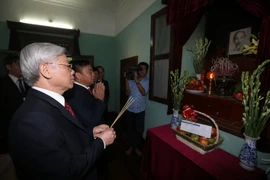 Tổng Bí thư Nguyễn Phú Trọng dâng hương tưởng niệm Bác Hồ tại Nhà 67, Khu di tích Chủ tịch Hồ Chí Minh trong Phủ Chủ tịch. (Ảnh: Trí Dũng/TTXVN) 