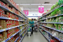 Người tiêu dùng mua hàng bình ổn thị trường tại hệ thống siêu thị Saigon Co.op-Thành phố Hồ Chí Minh. (Ảnh: Thanh Vũ/TTXVN)