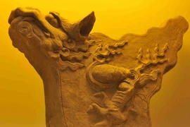 Một cổ vật quý hiếm được tìm thấy trong quá trình khai quật ở Khu di tích Hoàng thành Thăng Long. (Ảnh: Minh Đức/TTXVN)