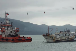 Quảng Bình: Lai dắt tàu cá bị chìm ở cửa biển Nhật Lệ