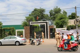 Công an phong tỏa ngôi nhà xảy ra vụ trọng án. (Ảnh: Văn Việt/TTXVN)