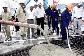 Thi công cầu Rạch Chiếc 2. (Ảnh: Hoàng Hải/TTXVN)