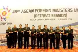 Tổng Thư ký ASEAN Lê Lương Minh (ngoài cùng bên phải) và các trưởng đoàn chụp ảnh chung tại Phiên họp hẹp AMM 48. (Ảnh: Kim Dung/TTXVN)
