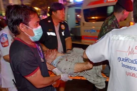Lực lượng cứu hộ chuyển người bị thương trong vụ nổ bom, tối 17/8 ở trung tâm Bangkok. (Nguồn: AFP/TTXVN)