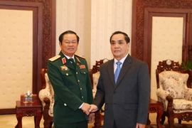 Thủ tướng Cộng hòa Dân chủ Nhân dân Lào Thongsing Thammavong tiếp Thượng tướng Đỗ Bá Tỵ. (Ảnh: Phạm Kiên/TTXVN)