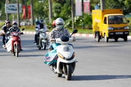 Thời trang khi ra đường những ngày nắng nóng oi bức của người dân. (Ảnh: Thanh Tùng/TTXVN)