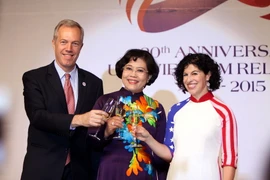 Phó Chủ tịch UBND Thành phố Hồ Chí Minh Nguyễn Thị Hồng chúc mừng Đại sứ Hoa Kỳ Ted Osius, Tổng Lãnh sự Hoa Kỳ Rena Bitter tại buổi tiếp tân do Tổng Lãnh sự Hoa Kỳ tổ chức tối 1/7. (Ảnh: Thanh Vũ/TTXVN)