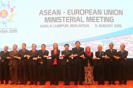 Các trưởng đoàn dự hội nghị bộ trưởng ngoại giao ASEAN-EU chụp ảnh chung. (Ảnh: Dung-Giáp/Vietnam+)