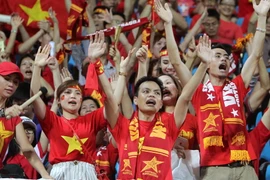 Cổ động viên Việt Nam cổ vũ tuyển U23 Việt Nam thi đấu tại SEA Games 28. (Ảnh: Quốc Khánh/TTXVN)