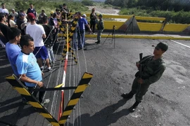 Người dân Colombia tại biên giới với Venezuela ở Cucuta ngày 22/8. (Nguồn: AFP/TTXVN) 