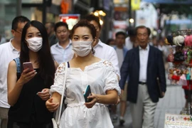 Khách du lịch đeo khẩu trang phòng MERS tại thủ đô Seoul, Hàn Quốc. (Nguồn: THX/TTXVN)