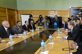 Tổng Thư ký Liên hợp quốc Ban Ki-moon (phải), Ngoại trưởng Yemen Riad Yassin (trái) tại vòng đàm phán ở Geneva ngày 15/6. (Nguồn: AFP/TTXVN)