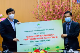 Ông Nguyễn Công Hồng - Tổng Giám đốc Công ty CP Ecopark Hải Dương trao 10.000 test chẩn đoán COVID-19 tới lãnh đạo Bộ Y tế (Ảnh: PV/Vietnam+) 