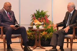Bộ trưởng Quốc phòng Mỹ Lloyd Austin hội đàm với Bộ trưởng Quốc phòng Singapore Ng Eng Hen (Nguồn: CNA)