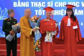 Thượng tọa Thích Chân Quang (thứ 2 từ phải sang) nhận Bằng tiến sỹ Luật vào tháng 4/2022 (Nguồn: Cổng TTĐT GHPG Việt Nam).