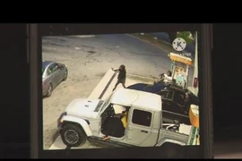 Cảnh các nghi phạm tiến hành xả súng.