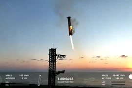 Video tên lửa của SpaceX trở lại bệ phóng trong tiếng hoan hô dậy đất