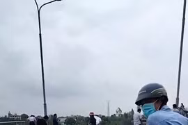 Video cầu Phong Châu tại Phú Thọ đổ sập trong mưa lũ