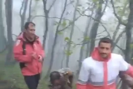Video tìm thấy các thi thể trong vụ rơi máy bay chở Tổng thống Iran