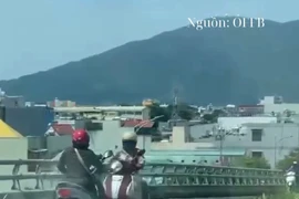 Người phụ nữ đi ngược chiều gây tai nạn trên cầu vượt Ngã ba Huế