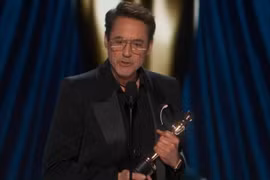 Robert Downey Jr với tượng vàng Oscar