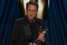 Robert Downey Jr với tượng vàng Oscar