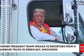 Ông Donald Trump lái xe rác để vận động tranh cử Tổng thống