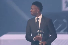 Khoảnh khắc Vinicius Jr. nhận giải thưởng FIFA The Best