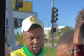 Khoảnh khắc người bán cờ nhận ra Neymar là khách mua cờ để cổ vũ Brazil